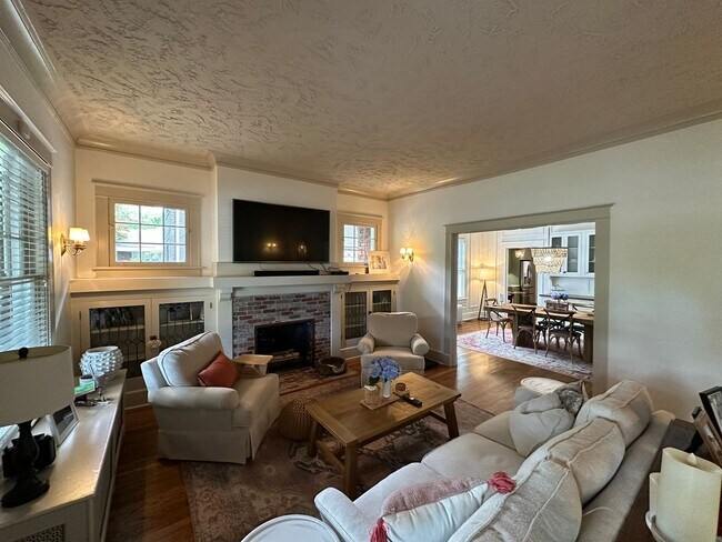 Foto del edificio - Incredible 3 BR/3BA Bungalow-Evergreen His...