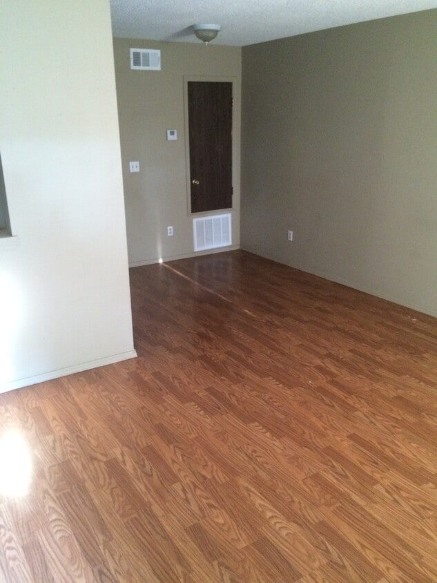 Main living area - 661 N Leverett Ave (Fayetteville, AR)