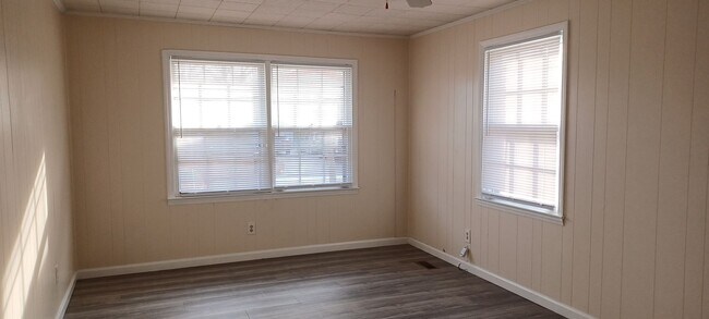 Building Photo - 3 Bedroom, 1.5 Bath brick home in Prescott Terrace