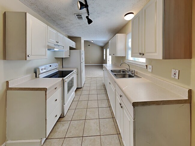 Building Photo - Act quickly, this home has been priced to ...