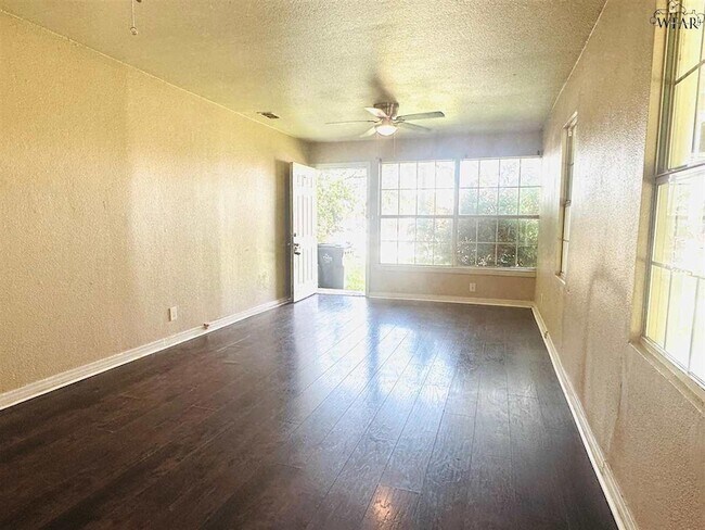 Foto del edificio - 2407 Carrigan Ave