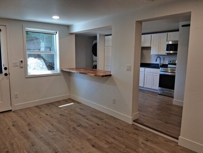 Building Photo - Newly Remodeled Lower-Level Home with Styl...