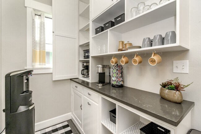Building Photo - Updated 3 bedroom 1.5 bath + Office in Nor...