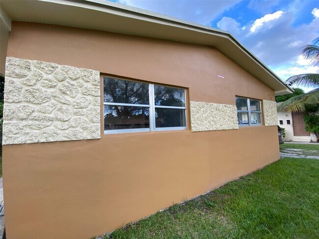 Building Photo - 1431 NE 118th Terrace