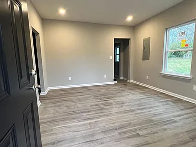 Building Photo - 863 E Main St Ext