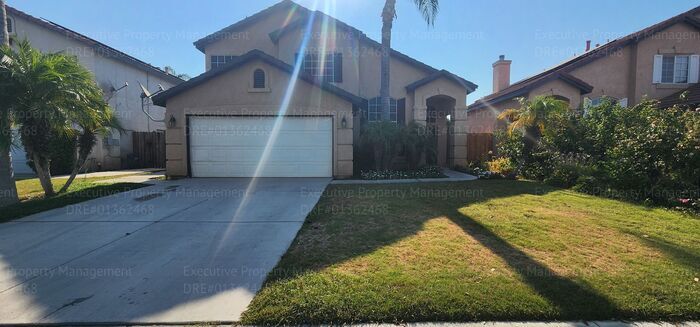 Foto principal - 2 story home with 4 bedrooms, 2.5 bathroom...