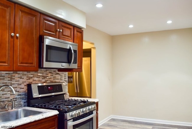 Building Photo - 23 Roselyn Pl