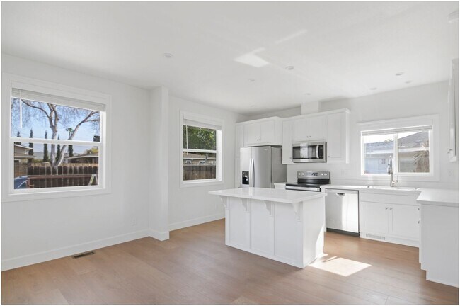 Building Photo - 2 Bedroom 2 Bath In Orange!