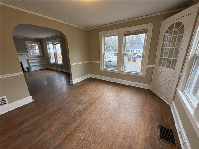 Building Photo - Quaint Brick Cottage w/Covered Parking