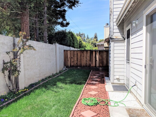Building Photo - 2 br, 2 bath Townhome - 4071 Hemingway Common