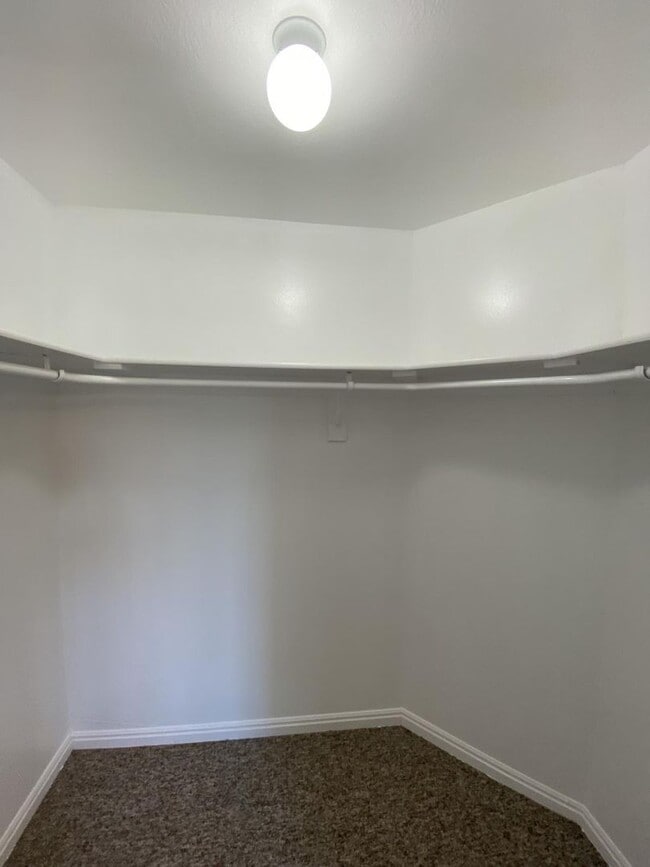 Building Photo - 1556 Talon Dr