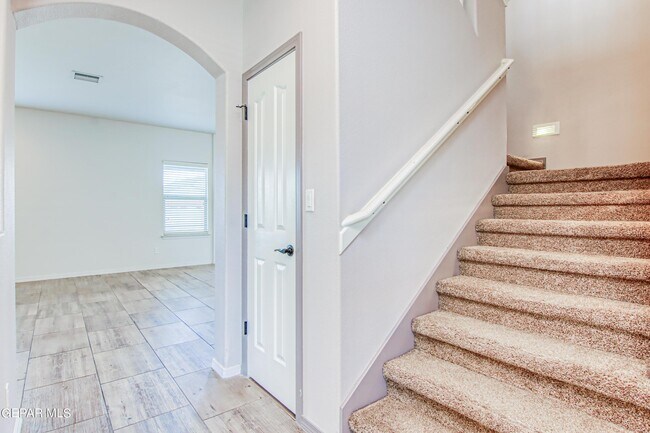 Foto del edificio - 7545 Wolf Creek Dr