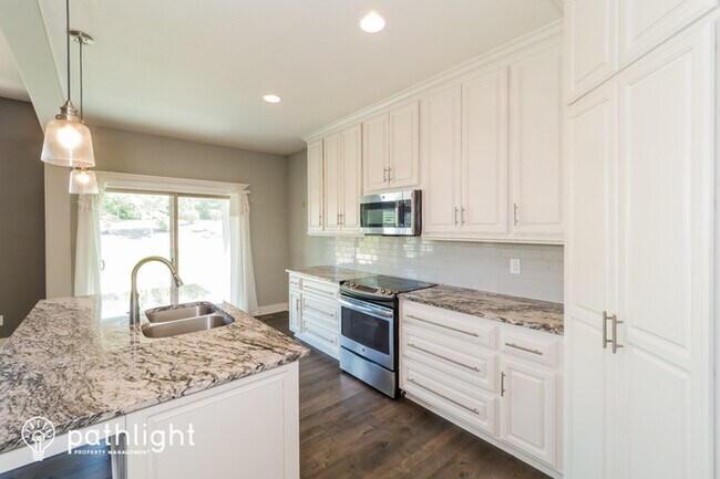 Building Photo - 9813 Garden St, Lenexa, KS, 66227