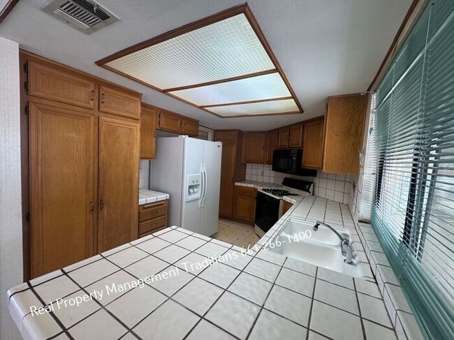 Building Photo - Charming 3 + 2 in East Palmdale home