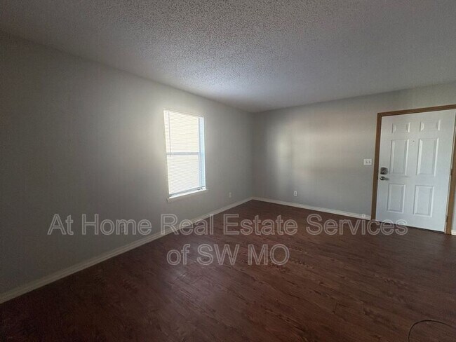 Foto del edificio - 728 E Walnut St