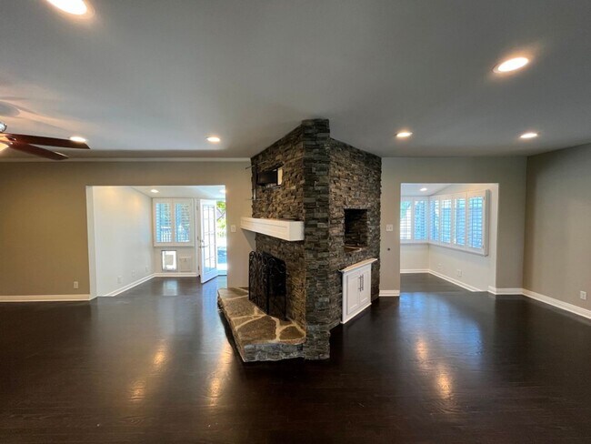 Foto del edificio - READY FOR MOVE-IN! 3+2.5 w/appliances + great backyard!