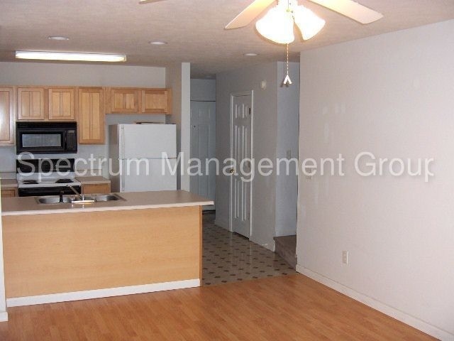 Building Photo - 2 bedroom 1 1/2 Townhouse Morristown