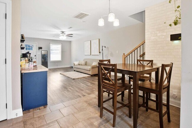 Building Photo - Pet Friendly Three Bedroom!