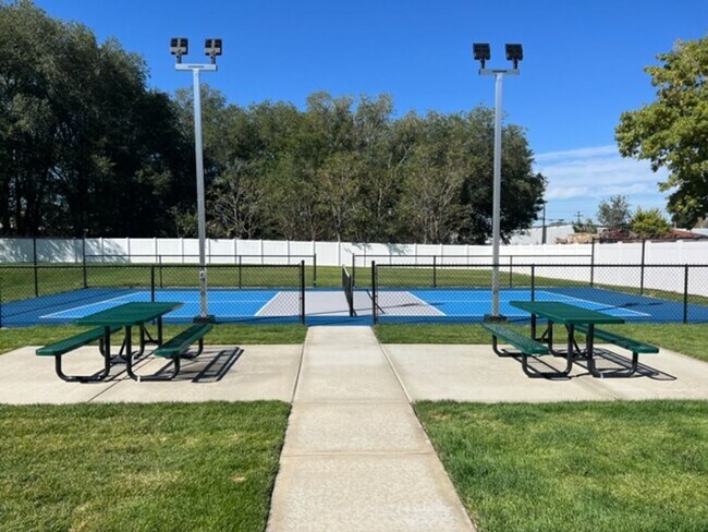 Foto del edificio - Beautiful end unit with pickle ball court.