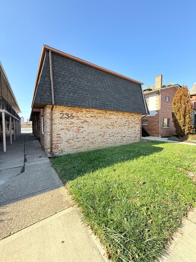 Building Photo - 235 Hamilton Ave