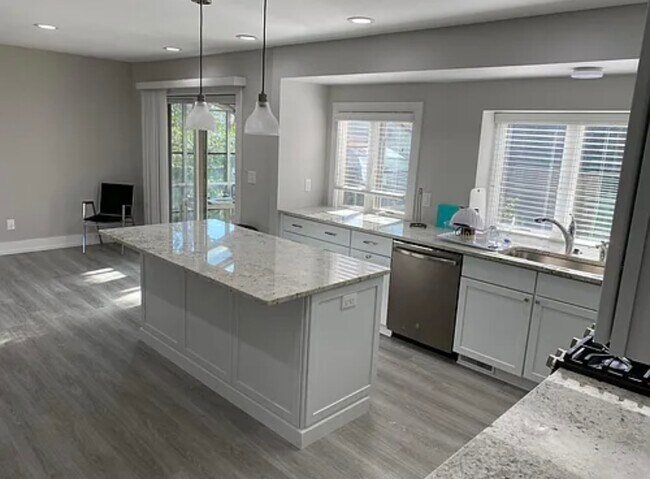Building Photo - 2866 Baylis Dr