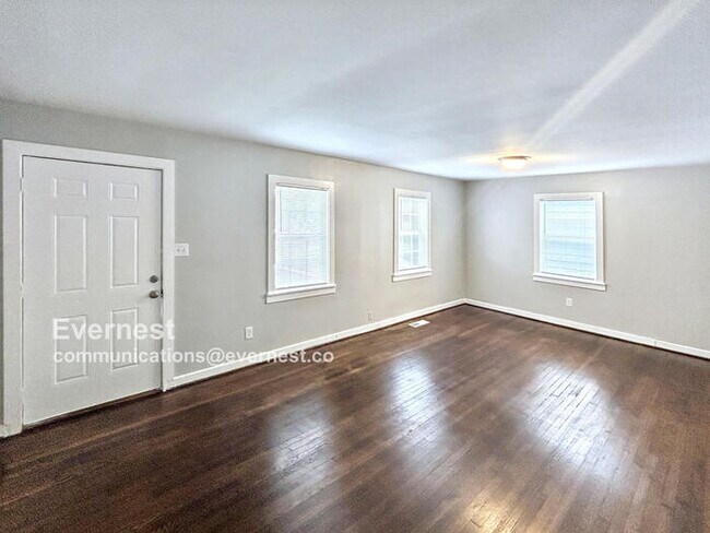 Building Photo - Charming 3-Bedroom Home with Fenced Yard a...