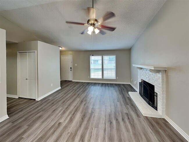 Foto del edificio - 4628 Moss Rose Dr