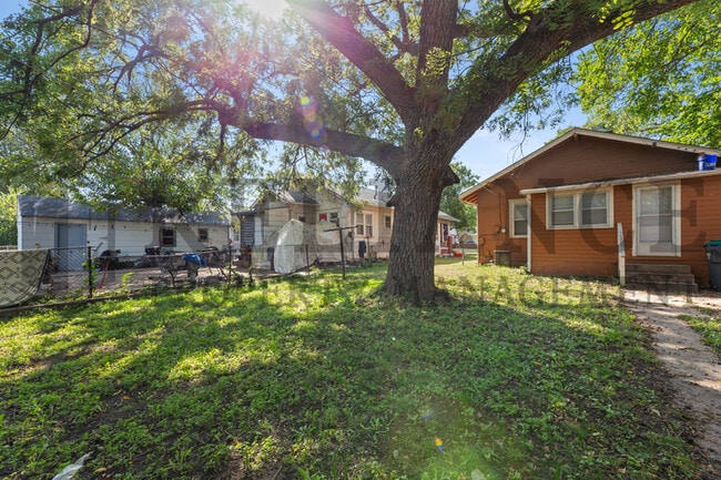 Building Photo - 2022 S Main St