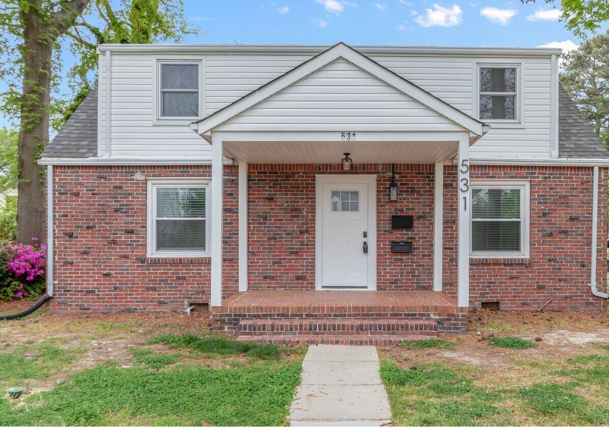 Foto principal - Welcome to this charming home located in t...