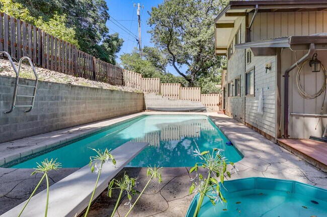 Foto del edificio - 2820 Greenway Dr