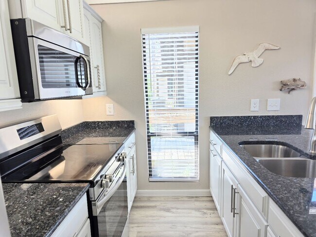 Foto del edificio - Waterfront condo with community pool!