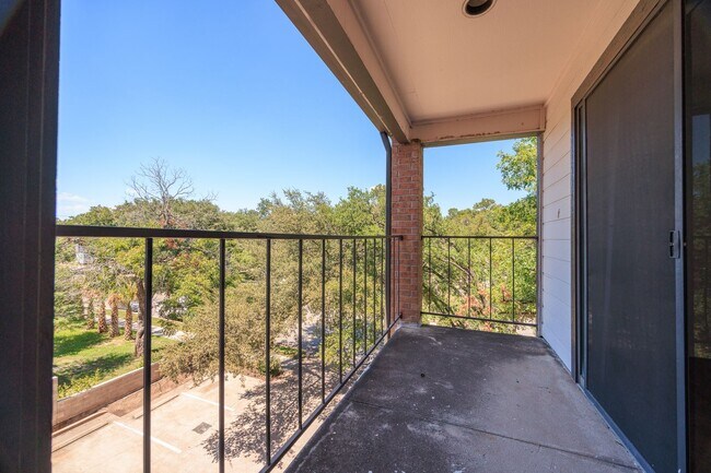 Building Photo - Walk to UT Austin! Gated Condo with 2 Reserved Parking Spaces Near Campus & Downtown