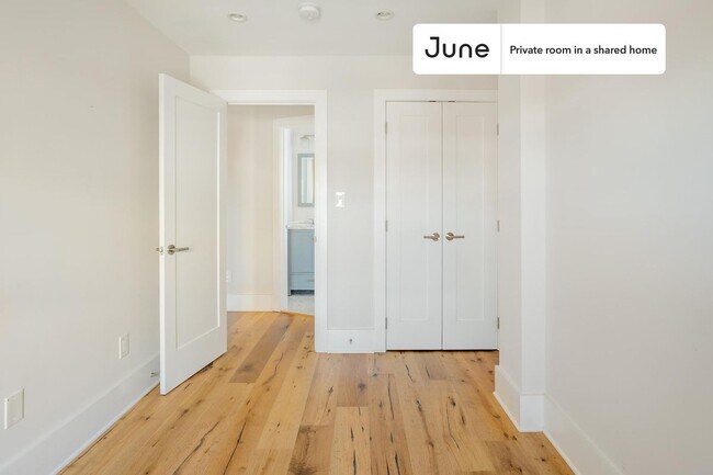 Building Photo - Private bedroom in 4 bed/3.5 bath Home