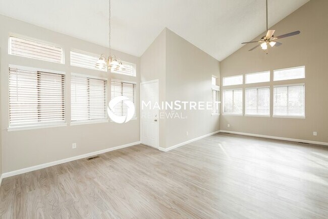Foto del edificio - 4 Bedroom Pet-Friendly Home in Aurora, CO with Main Street Renewal