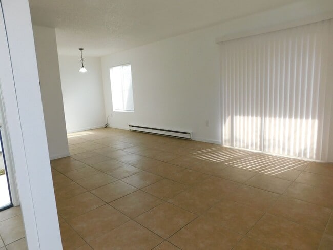 Building Photo - 869 Iowa Ave