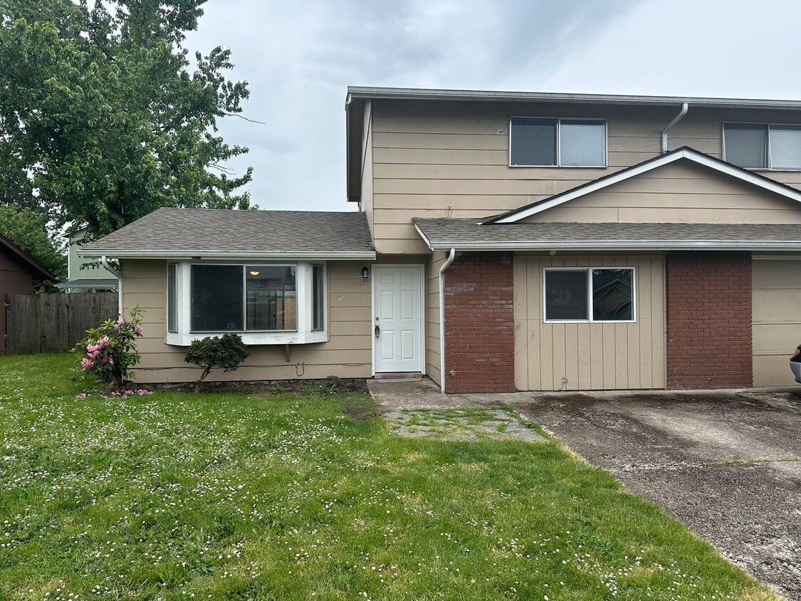 Primary Photo - Unique 4 bed 1 1/2 bath duplex in Springfi...