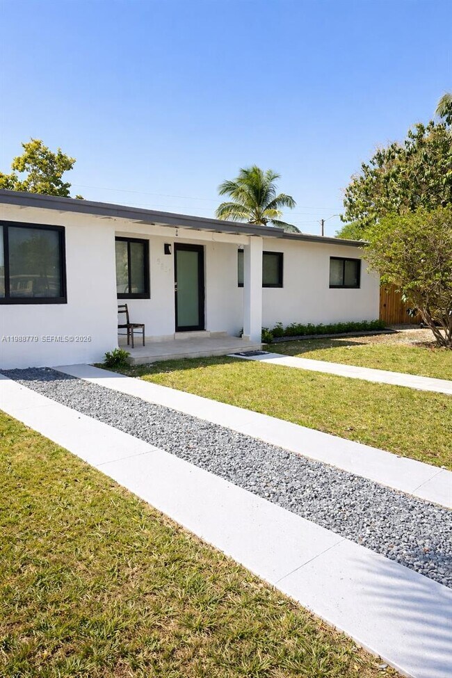 Foto del edificio - 9831 Martinique Dr