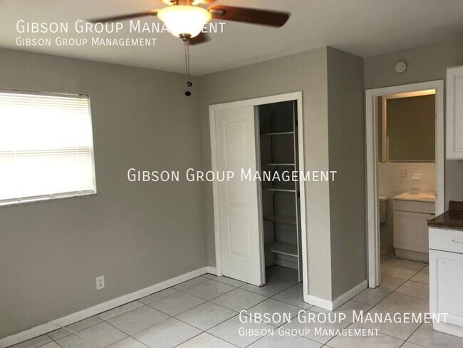 Building Photo - Efficiency in Ft Lauderdale INCLUDES ELECT...