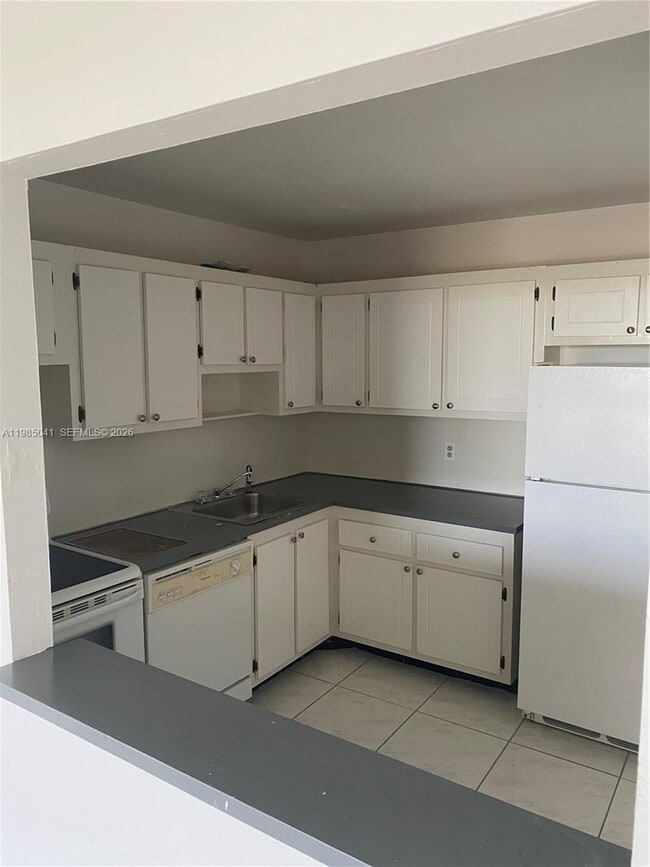 Foto del edificio - 16950 W Dixie Hwy