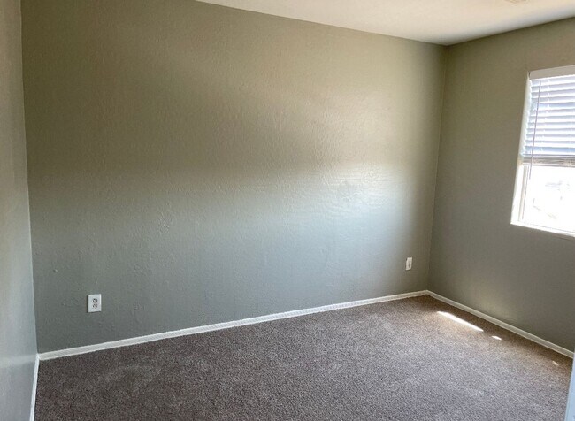 Foto del edificio - FREE RENT INTERESTED  3BR  1 BATH  SINGLE FAMILY HOME  BACK UNIT