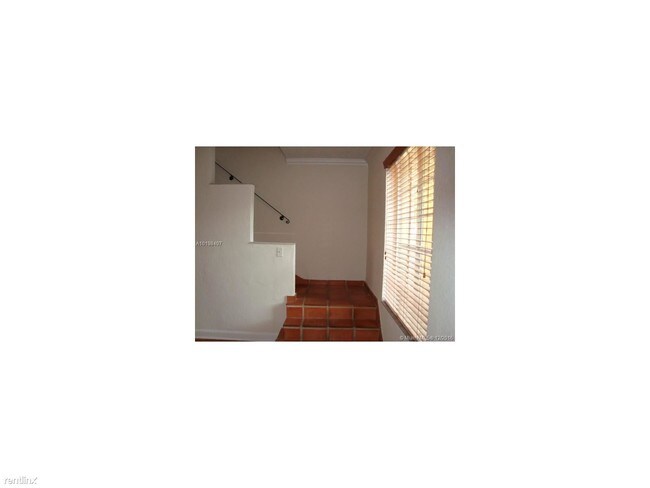 Building Photo - 2 br, 1.5 bath  - 21 Madeira Ave Apt 14