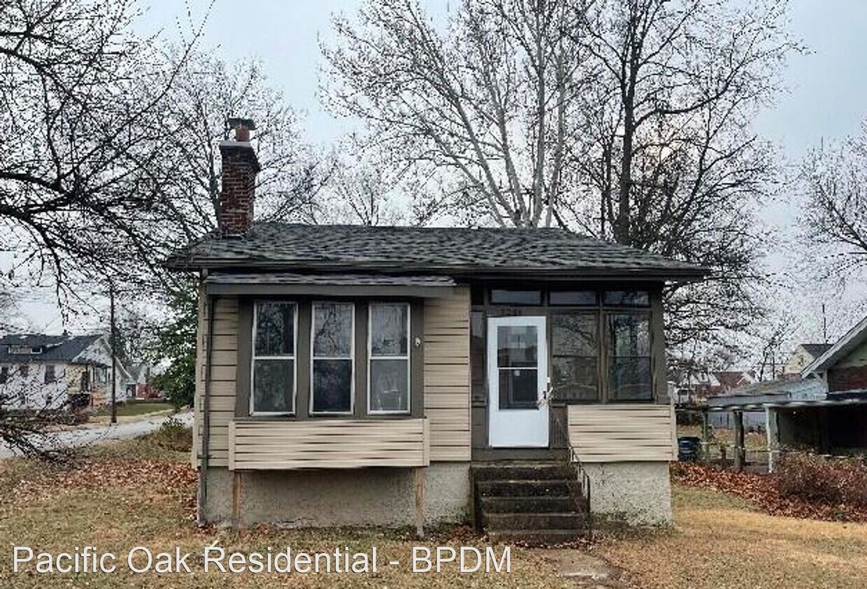 3 br, 2 bath House 9004 Baroda Ave House for Rent in Overland, MO
