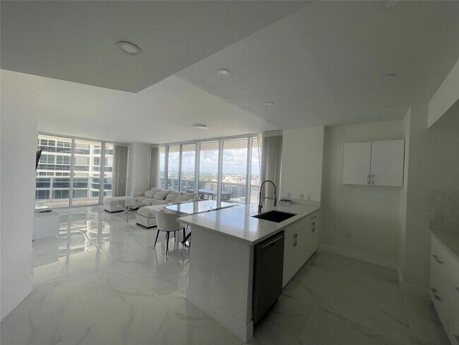 Building Photo - 1830 S Ocean Dr