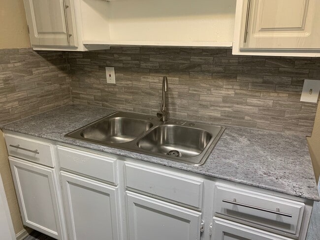 Building Photo - La Sonrisa