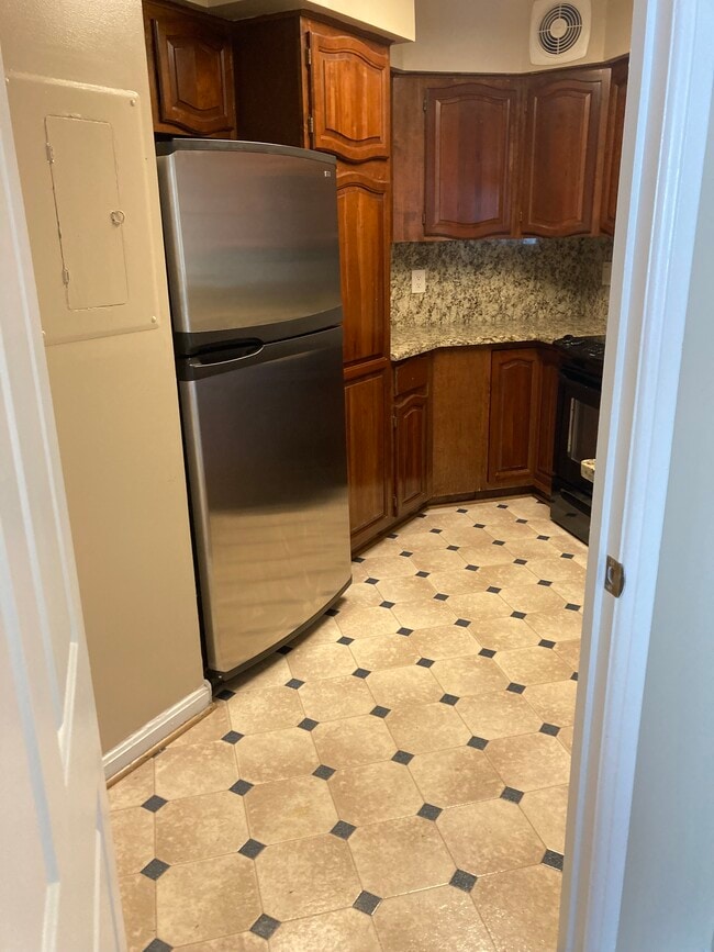 Kitchen - 1077 30th St NW