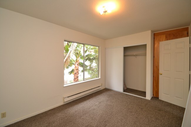 Unit C bedroom - 1650 Tyler St