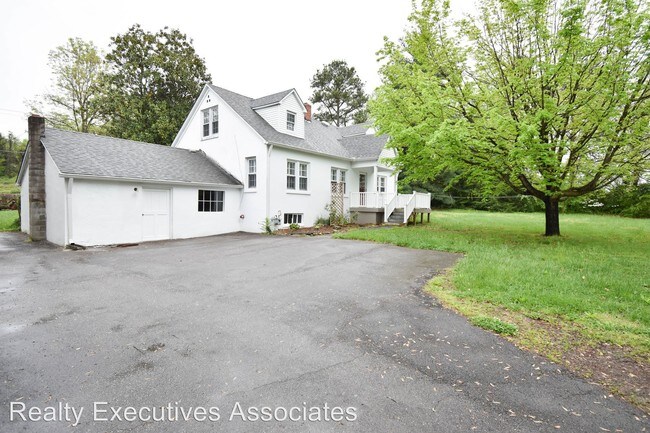 Building Photo - 4 br, 1 bath House - 2111 Old Knoxville Pike