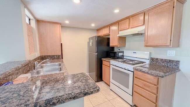 Building Photo - Low rent! Fully Renovated 2BR Condo Gated ...