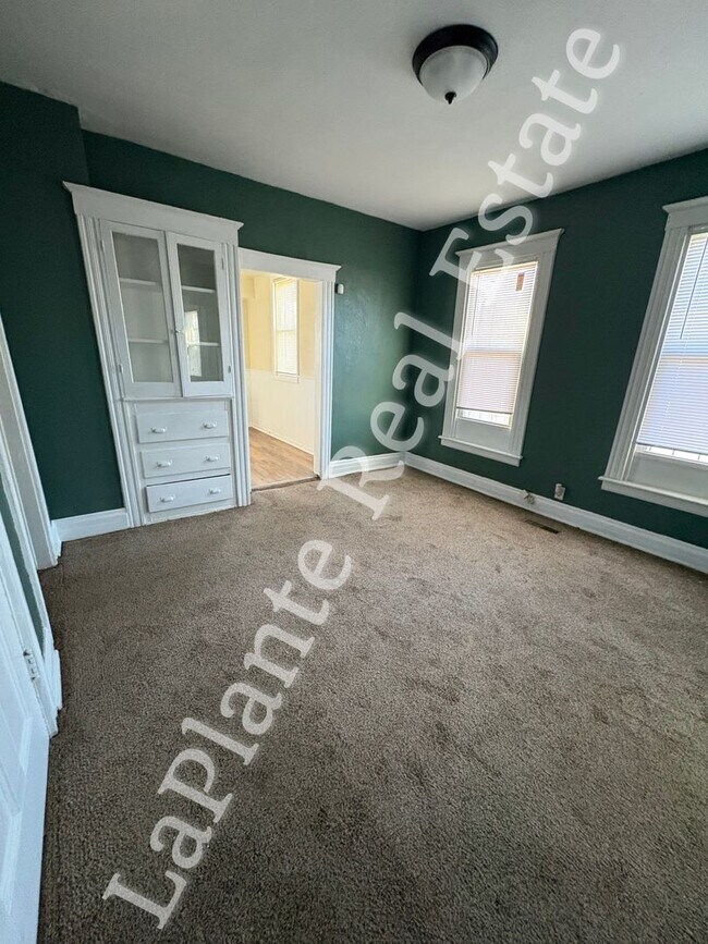 Foto del edificio - Spacious 4-Bed Home with Fresh Updates in ...