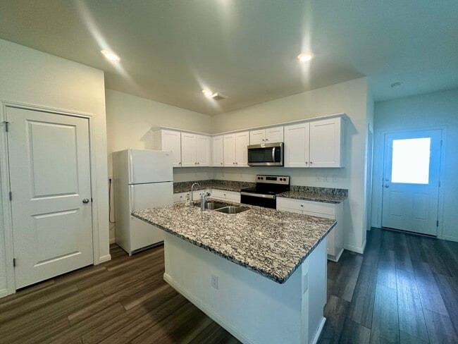 Foto del edificio - AVAILABLE NOW!!!